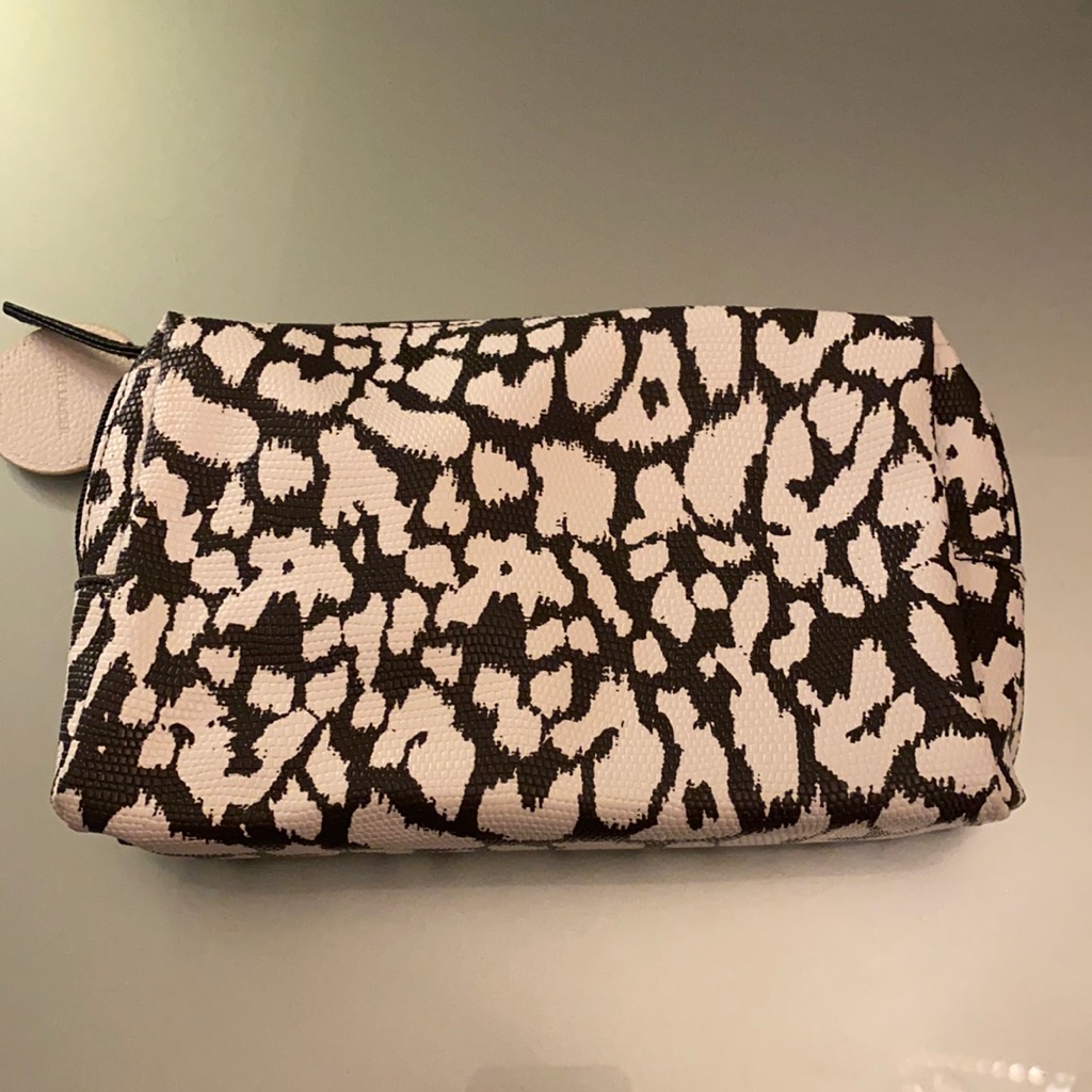 Este Lauder  Brand New Black  White Make Up Bag
